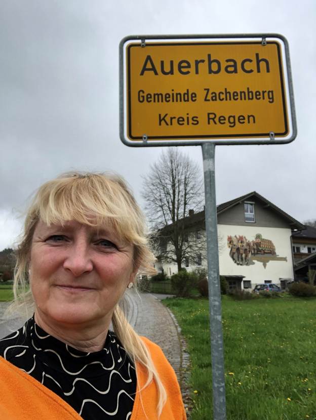 Ein Bild, das Text, drauen, Gras, Person enthlt.

Automatisch generierte Beschreibung