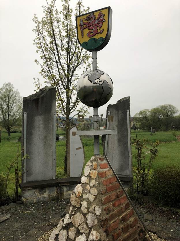 Ein Bild, das Text, drauen, Himmel, Baum enthlt.

Automatisch generierte Beschreibung