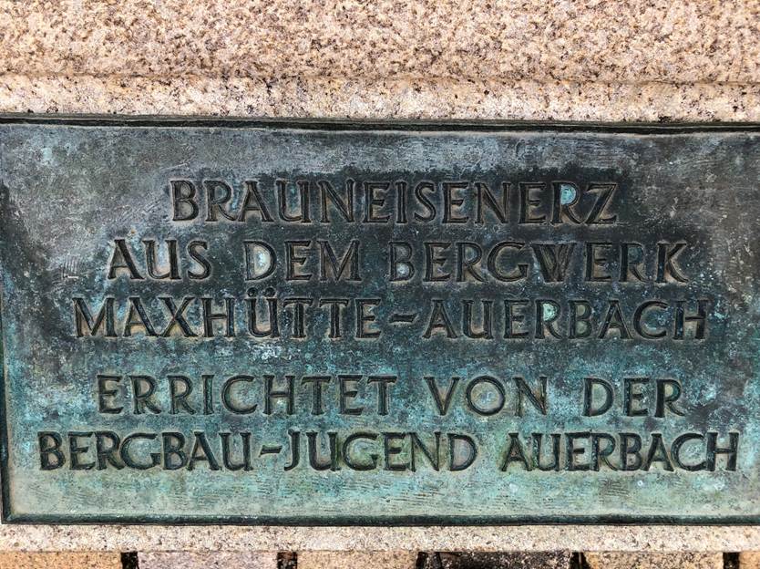 Ein Bild, das Text, Platte, Grabstein enthlt.

Automatisch generierte Beschreibung